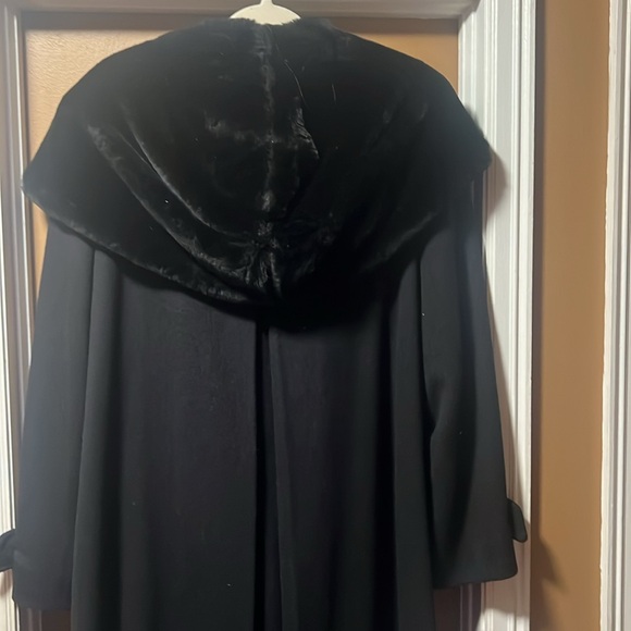 Beautifully crafted ladiess size 14 coat with
Hood. Worn once to attend theatre. - Picture 3 of 4